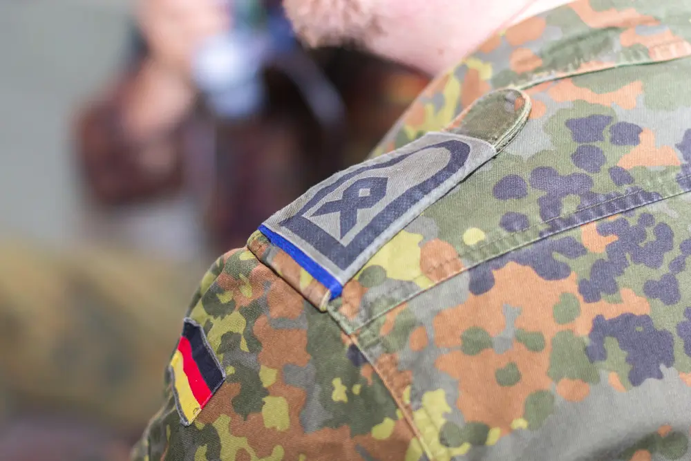 Dienstgradabzeichen auf der Aufschiebeschlaufe an der Schulter einer Bundeswehr-Uniform in Flecktarn.
