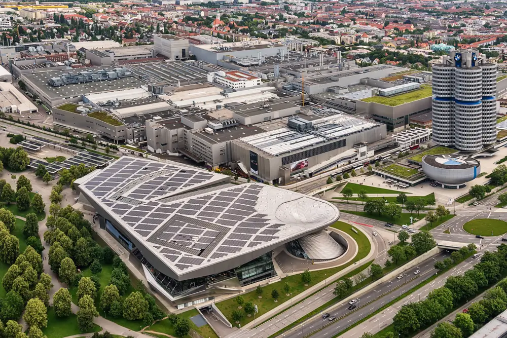 Modernes Bürogebäude des Bundeswehr Karrierecenters mit futuristischer Architektur aus der Vogelperspektive.