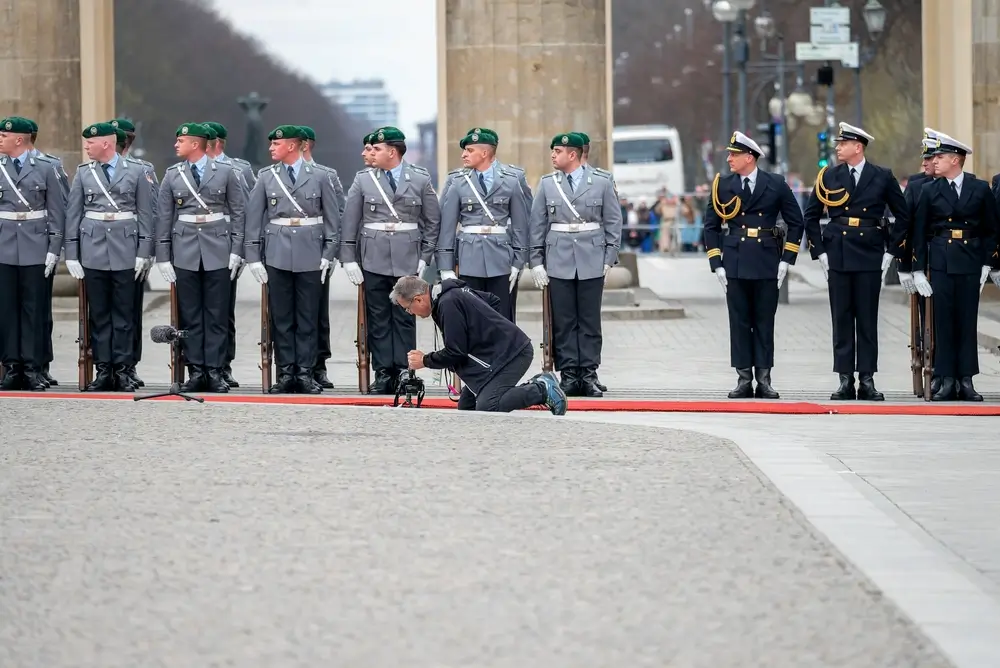 Soldaten in Bundeswehr Uniform stehen in Formation während eines feierlichen Appells vor dem Brandenburger Tor.