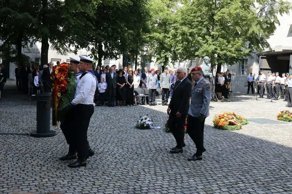 Erfahrene Bundeswehr-Offiziere der militärischen Führung bei einer feierlichen Zeremonie mit Kranzniederlegung.