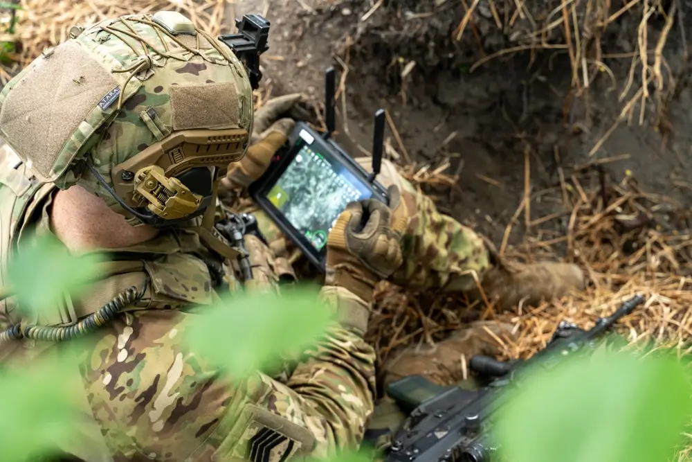 Soldat bedient moderne Bundeswehr-Ausrüstung und Technik, wie ein Tablet zur digitalen Aufklärung im Einsatz.