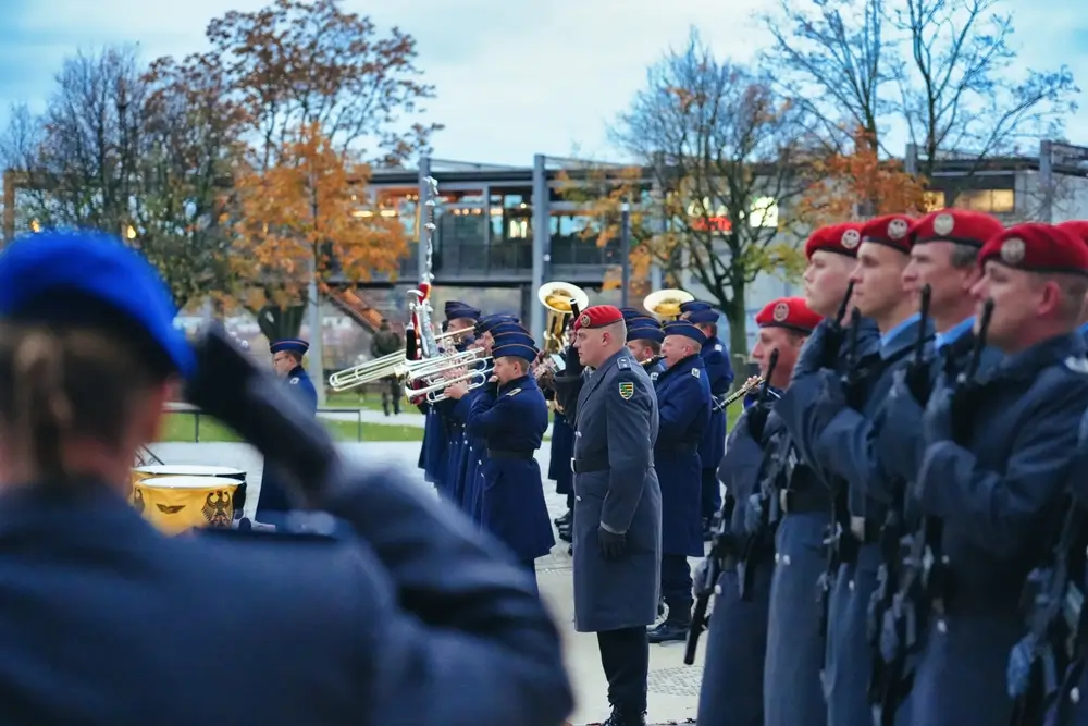 Soldaten beim feierlichen Appell auf einem Militärgelände mit Kasernengebäuden am Bundeswehrstandort.