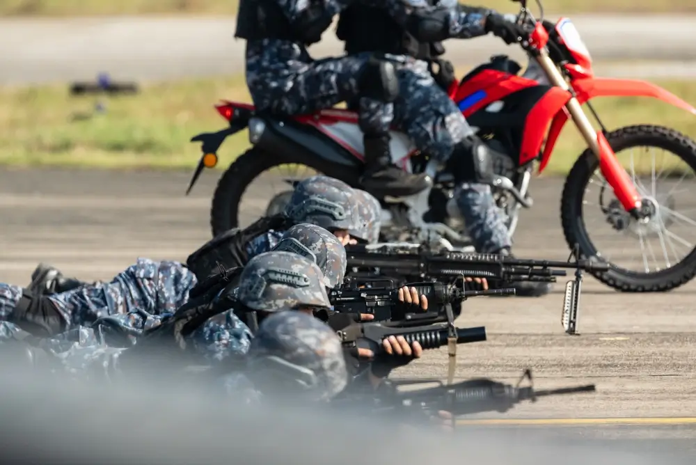 Junge Bundeswehr-Soldaten in der Grundausbildung bei einer taktischen Übung, liegend mit dem Gewehr im Anschlag.