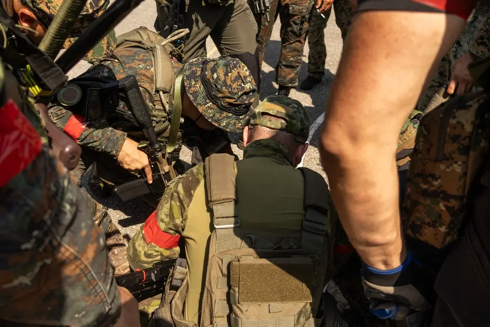 Bundeswehr-Soldaten erhalten von einem Ausbilder eine detaillierte Einweisung während einer praktischen Übung.