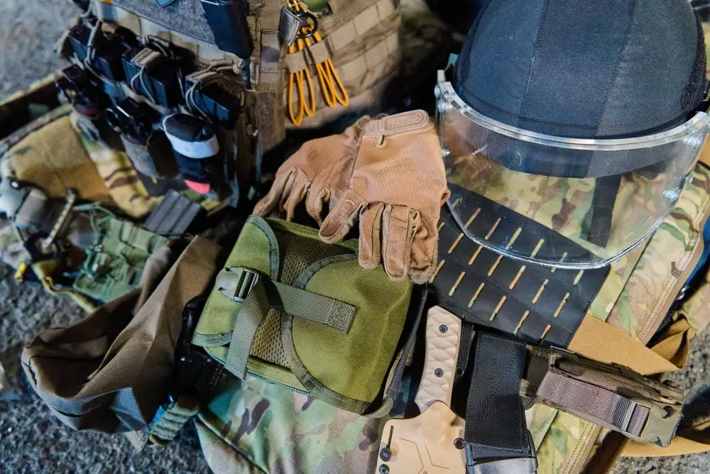 Ausrüstung der Bundeswehr mit Soldatenhelm, taktischer Weste und Handschuhen für den freiwilligen Wehrdienst.