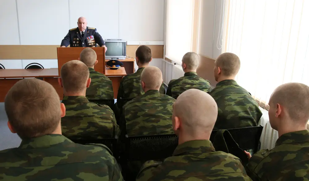 Ein Offizier informiert Rekruten im Büro über die Voraussetzungen für eine Karriere und Rekrutierung bei der Bundeswehr.