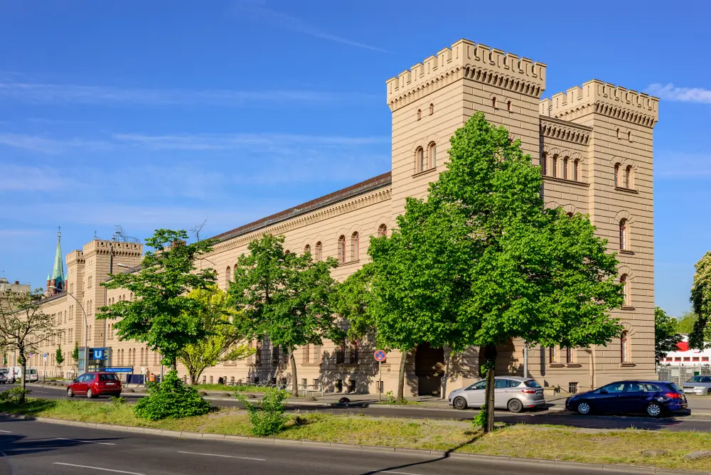 Historische Kaserne der Bundeswehr mit markanten Türmen und grünen Bäumen, Standort für aktive Soldaten und die Reserve.