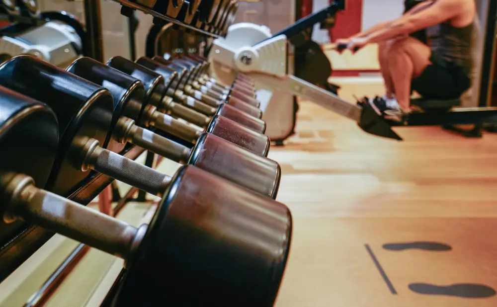 Kurzhanteln im Fitnessraum einer Kaserne mit Trainingsgeräten für die Vorbereitung auf den Bundeswehr-Fitnesstest.