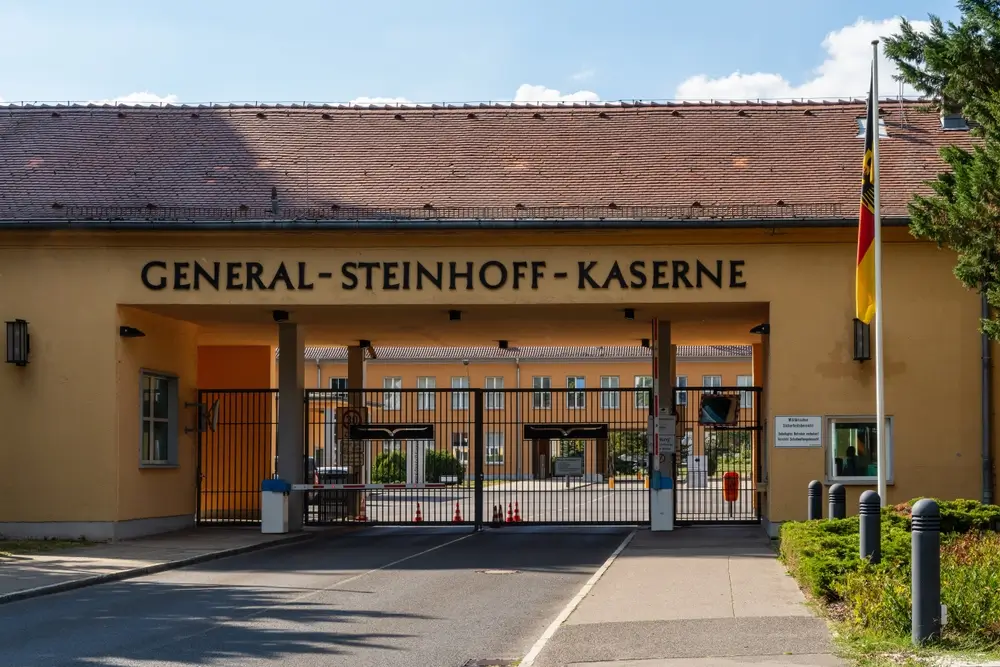 Haupteingang der General-Steinhoff-Kaserne in Berlin mit Bundesflagge, ein Militärstandort der Bundeswehr.