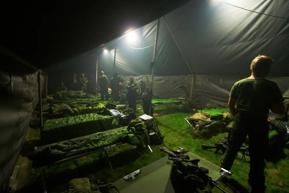 Bundeswehr-Rekruten und Soldaten in einem Zeltlager während der Basisausbildung im Rahmen des Wehrdienstes.