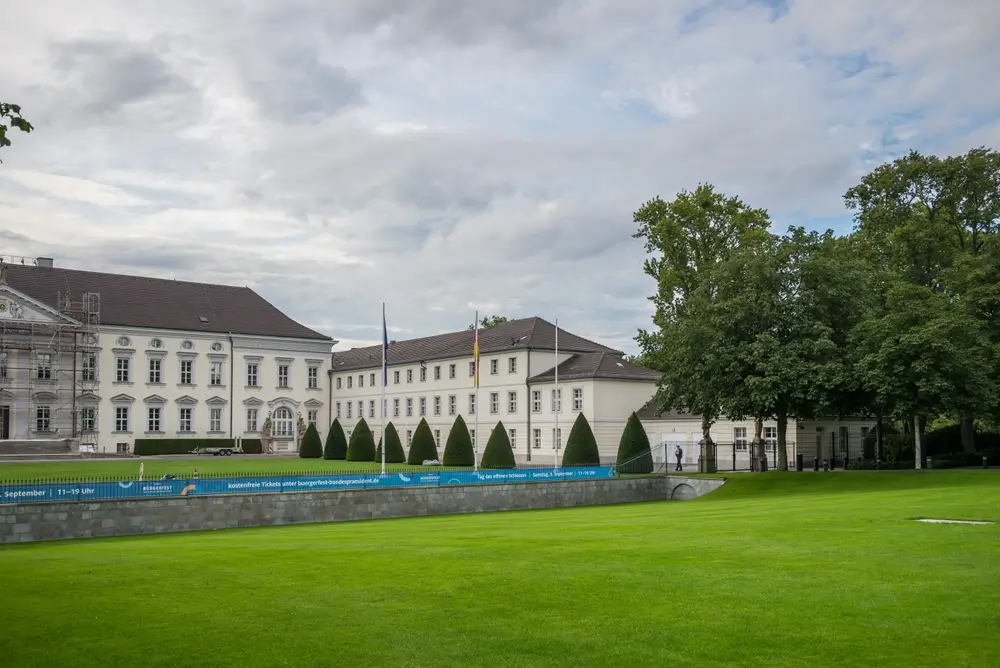 Repräsentatives Verwaltungsgebäude der Bundeswehr im öffentlichen Dienst mit weitläufigem Rasen und Flaggenmasten.
