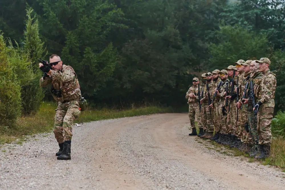Bundeswehr Offizier als militärische Führungskraft bei einer taktischen Ausbildung mit Soldaten im Gelände.