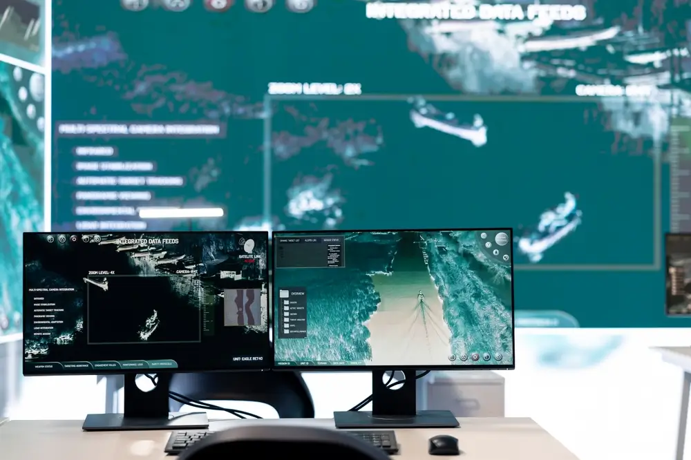 Digitale Bildschirme in einem Lagezentrum zeigen taktische Daten zur militärischen Planung und Bundeswehr-Strategie.
