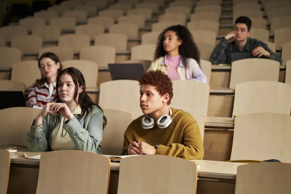 Studierende während einer Vorlesung in einem modernen Hörsaal der Universität der Bundeswehr.