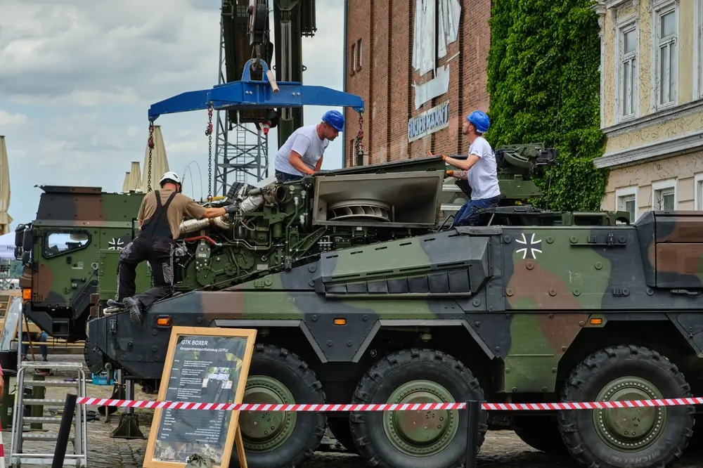 Soldaten bei der technischen Wartung eines GTK Boxer Militärfahrzeugs der Bundeswehr im Fachdienst.