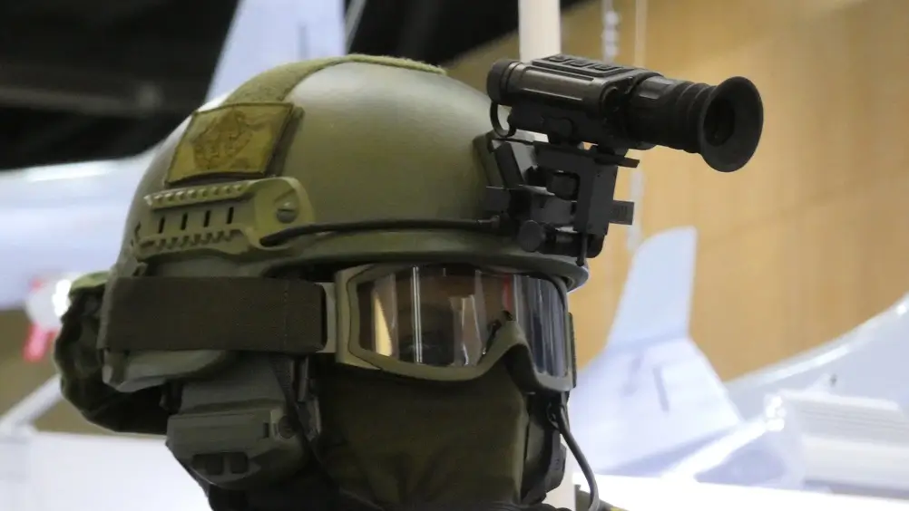 Moderner Bundeswehr-Helm mit Nachtsichtgerät und Schutzbrille als Teil der militärischen Ausrüstung im Heimatschutz.