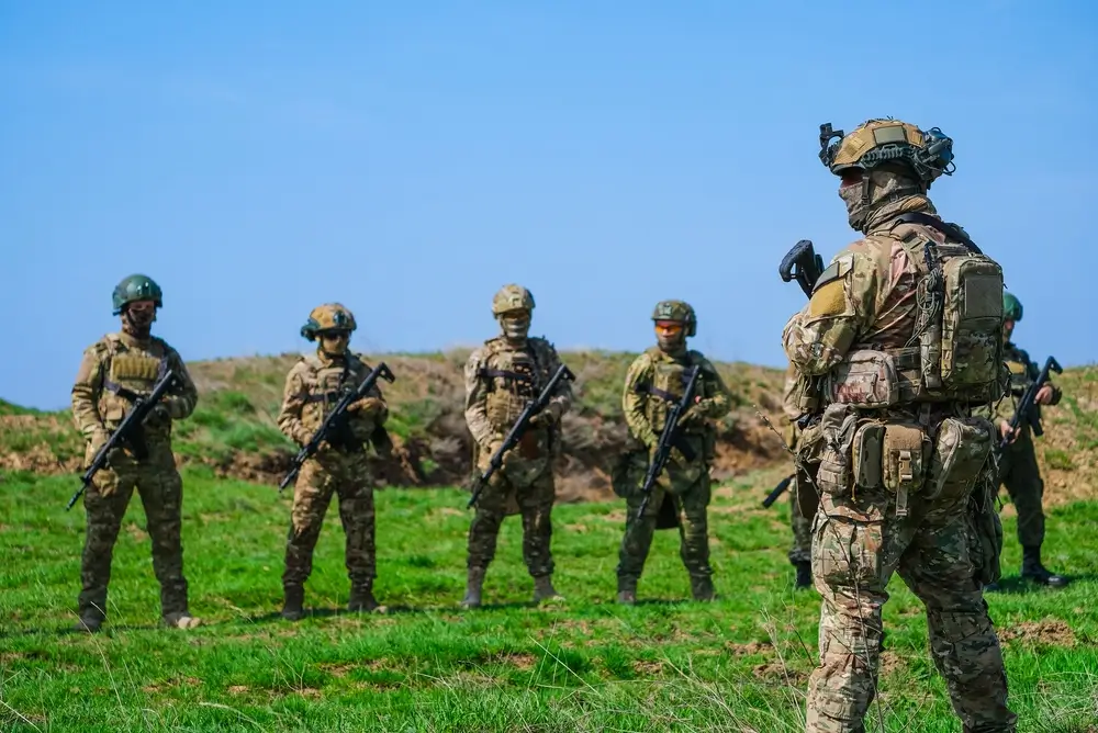 Soldatinnen der Bundeswehr beim Training in voller Ausrüstung auf einem Truppenübungsplatz.