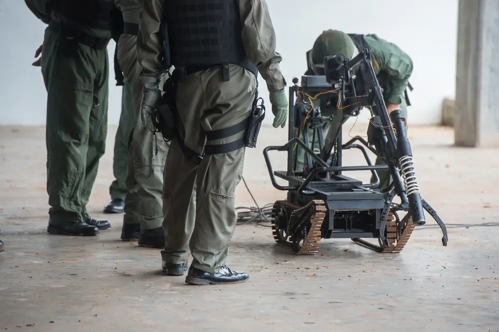 Bundeswehr-Soldaten beim Technik-Training an einem ferngesteuerten Roboter während einer praktischen Übung.