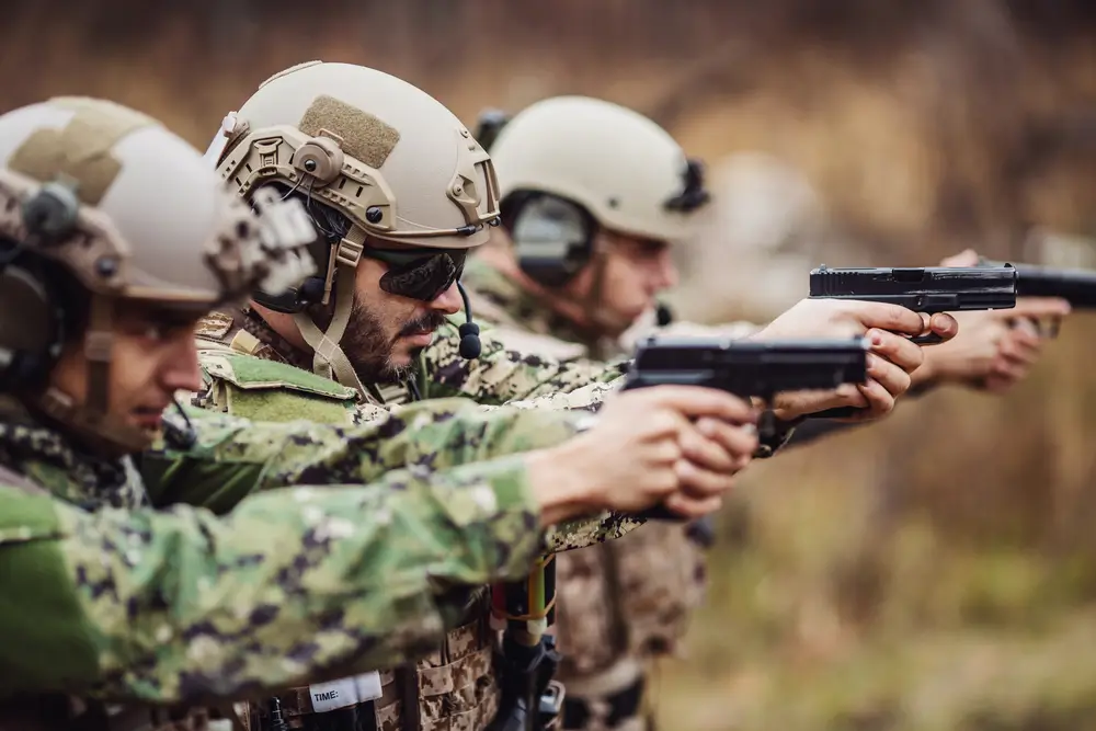 Soldaten beim Schießtraining mit Pistolen auf einem Übungsplatz während der Ausbildung im Heimatschutz.